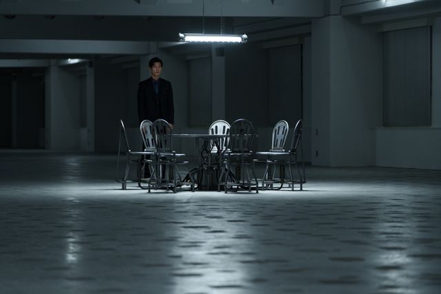 「今際の国のアリス」恐ろしすぎるスーツの男（木原勝利）場面写真：フォトギャラリー