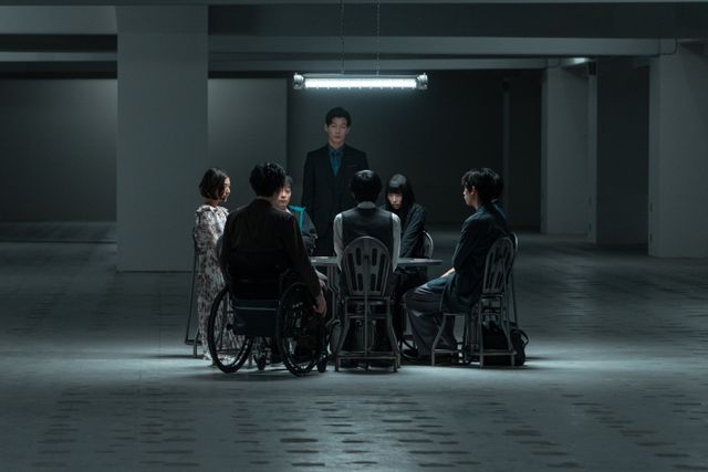 「今際の国のアリス」恐ろしすぎるスーツの男（木原勝利）場面写真（2枚目）