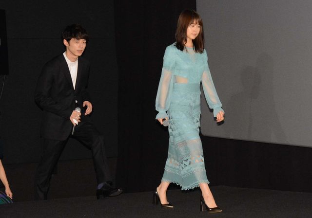 透けてる…！有村架純、大胆ドレスで登場！『ナラタージュ』初日舞台あいさつ：フォトギャラリー