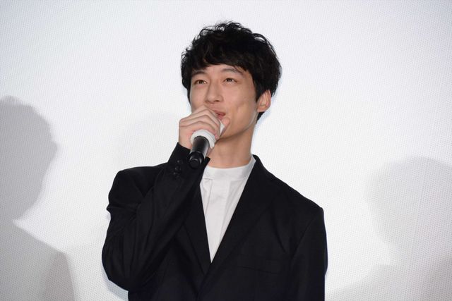 透けてる…！有村架純、大胆ドレスで登場！『ナラタージュ』初日舞台あいさつ（8枚目）