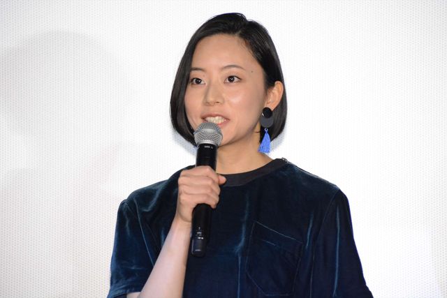 透けてる…！有村架純、大胆ドレスで登場！『ナラタージュ』初日舞台あいさつ（10枚目）