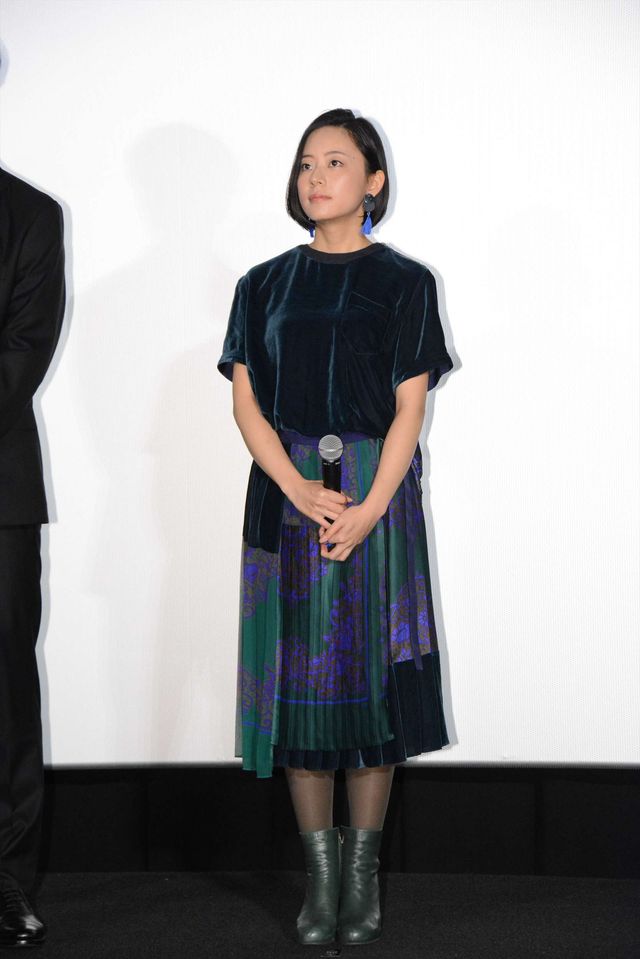 透けてる…！有村架純、大胆ドレスで登場！『ナラタージュ』初日舞台あいさつ（14枚目）