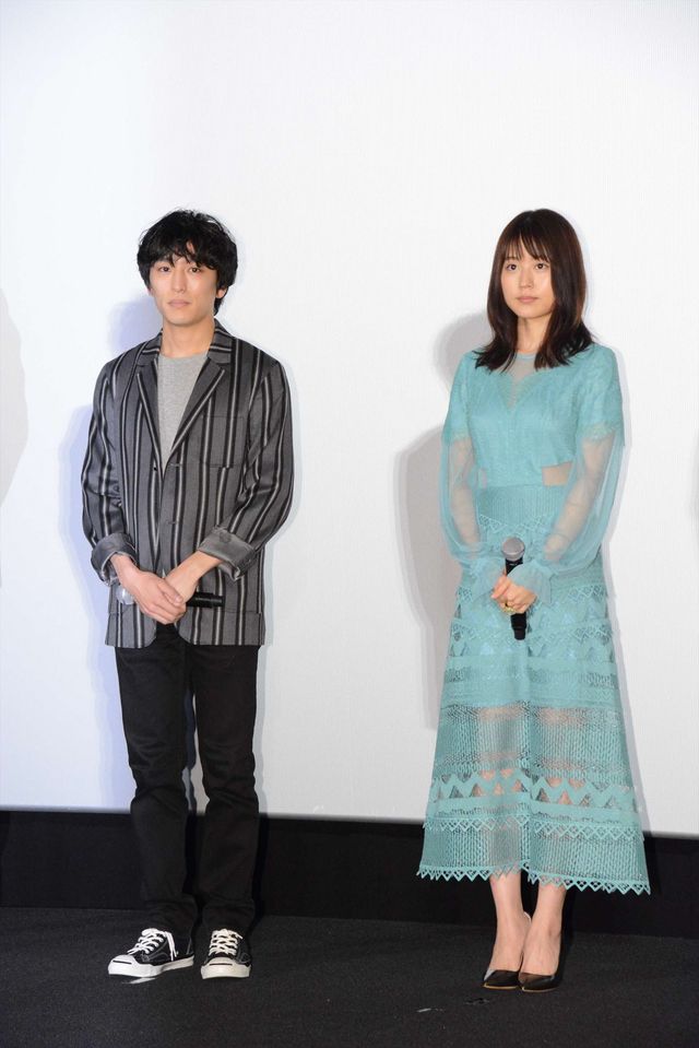 透けてる…！有村架純、大胆ドレスで登場！『ナラタージュ』初日舞台あいさつ（15枚目）