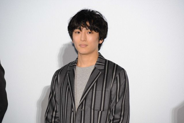 透けてる…！有村架純、大胆ドレスで登場！『ナラタージュ』初日舞台あいさつ（16枚目）