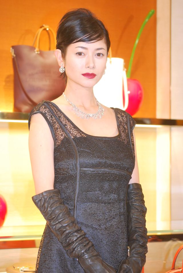 真木よう子、セクシードレスで魅了！フォトギャラリー（3枚目）