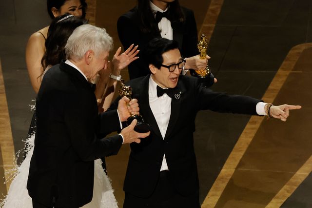 ハリソン・フォード＆キー・ホイ・クァンがオスカー壇上で抱き合う！（2枚目）