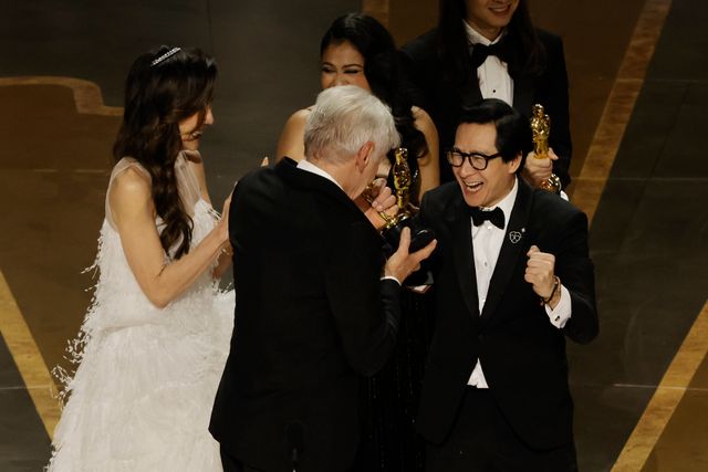 ハリソン・フォード＆キー・ホイ・クァンがオスカー壇上で抱き合う！（3枚目）