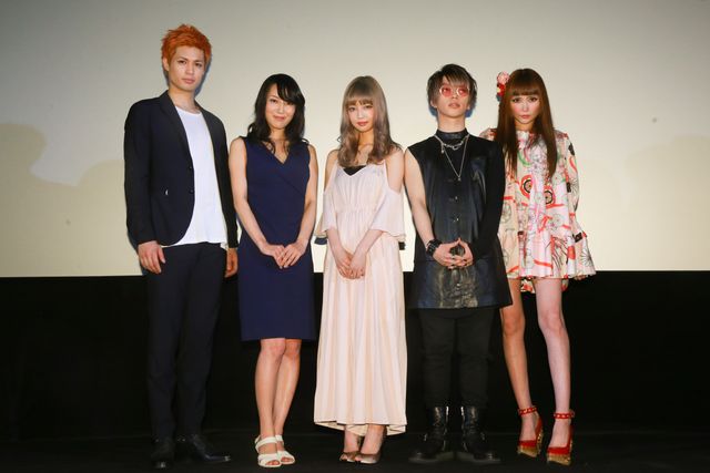 初日舞台あいさつに登壇し晴れやかな表情を見せた（左から）佐伯大地、森野美咲、中村里砂、武瑠、TORICO監督