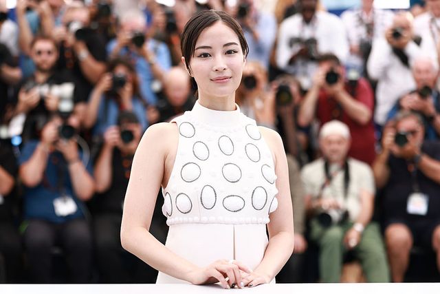 広瀬すずはノースリーブドレス・吉田羊は着物でカンヌ魅了！『遠い山なみの光』フォトコール＆レッドカーペット：フォトギャラリー