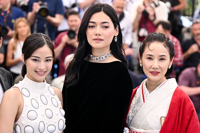 広瀬すずはノースリーブドレス・吉田羊は着物でカンヌ魅了！『遠い山なみの光』フォトコール＆レッドカーペット（2枚目）