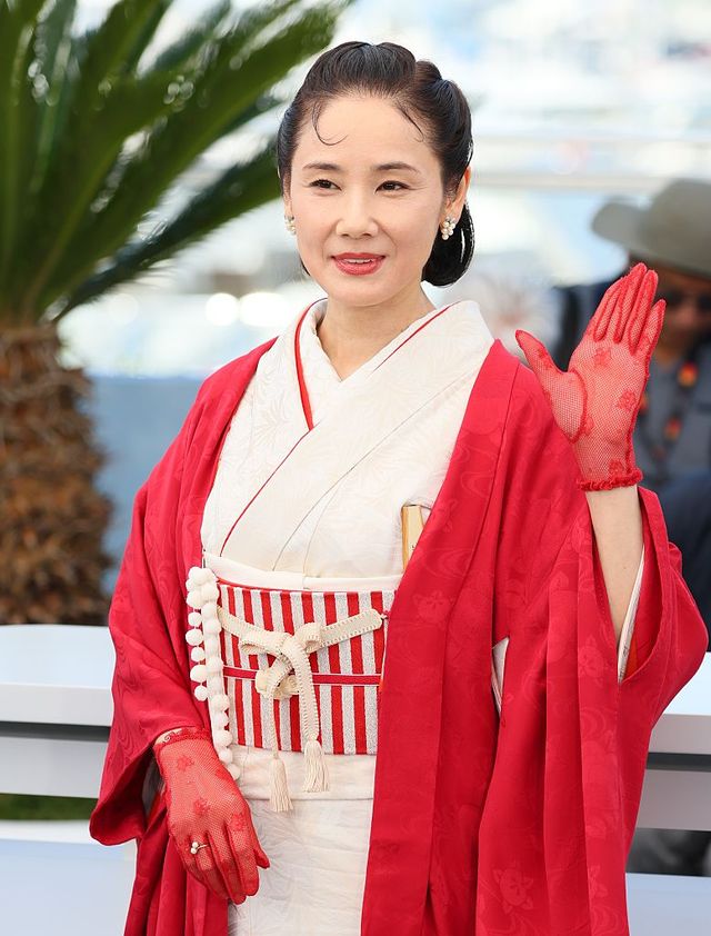 広瀬すずはノースリーブドレス・吉田羊は着物でカンヌ魅了！『遠い山なみの光』フォトコール＆レッドカーペット（3枚目）