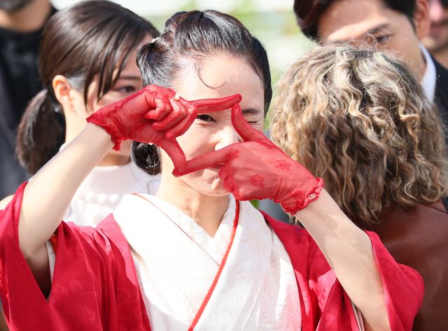 広瀬すずはノースリーブドレス・吉田羊は着物でカンヌ魅了！『遠い山なみの光』フォトコール＆レッドカーペット（4枚目）