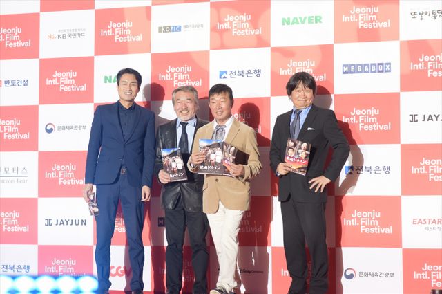 第19回全州国際映画祭でワールドプレミア上映された『焼肉ドラゴン』に登壇した鄭義信監督（右から2番目）