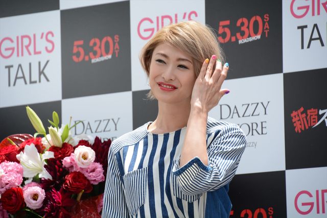 母になった山田優がミニスカ衣装で女子トーク！フォトギャラリー（6枚目）