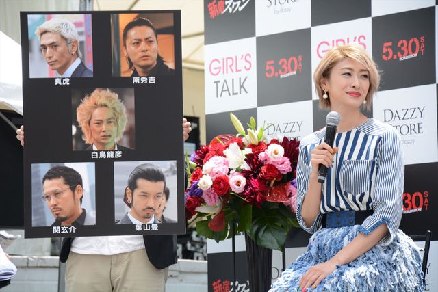 母になった山田優がミニスカ衣装で女子トーク！フォトギャラリー（7枚目）