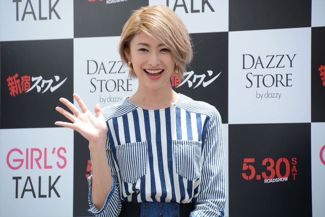 母になった山田優がミニスカ衣装で女子トーク！フォトギャラリー（12枚目）