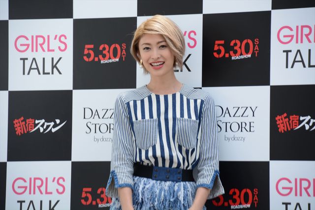 母になった山田優がミニスカ衣装で女子トーク！フォトギャラリー（14枚目）