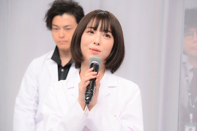 浜辺美波が白衣姿で登場！「ドクターホワイト」取材会にキャスト集結（2枚目）