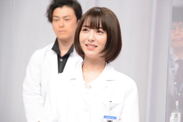 浜辺美波が白衣姿で登場！「ドクターホワイト」取材会にキャスト集結（3枚目）