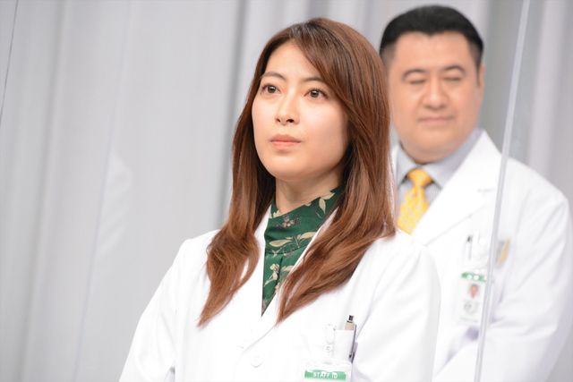 浜辺美波が白衣姿で登場！「ドクターホワイト」取材会にキャスト集結（4枚目）