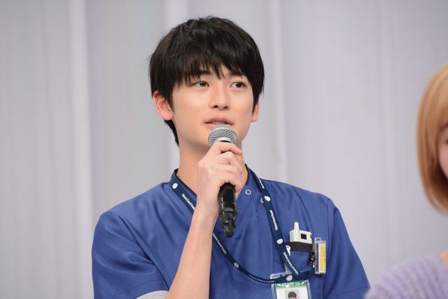 浜辺美波が白衣姿で登場！「ドクターホワイト」取材会にキャスト集結（11枚目）