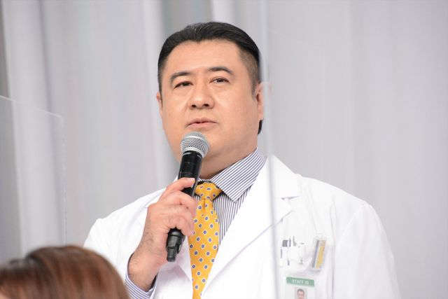 浜辺美波が白衣姿で登場！「ドクターホワイト」取材会にキャスト集結（12枚目）