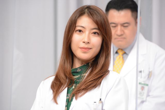 浜辺美波が白衣姿で登場！「ドクターホワイト」取材会にキャスト集結（13枚目）