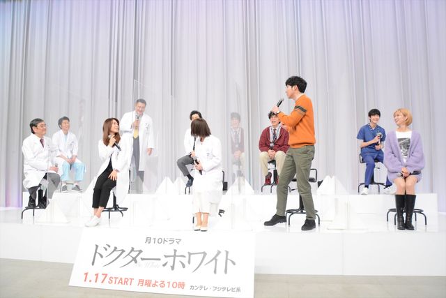 浜辺美波が白衣姿で登場！「ドクターホワイト」取材会にキャスト集結（15枚目）
