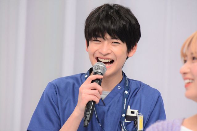 浜辺美波が白衣姿で登場！「ドクターホワイト」取材会にキャスト集結（16枚目）