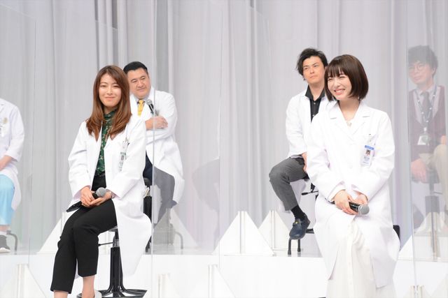 浜辺美波が白衣姿で登場！「ドクターホワイト」取材会にキャスト集結（20枚目）