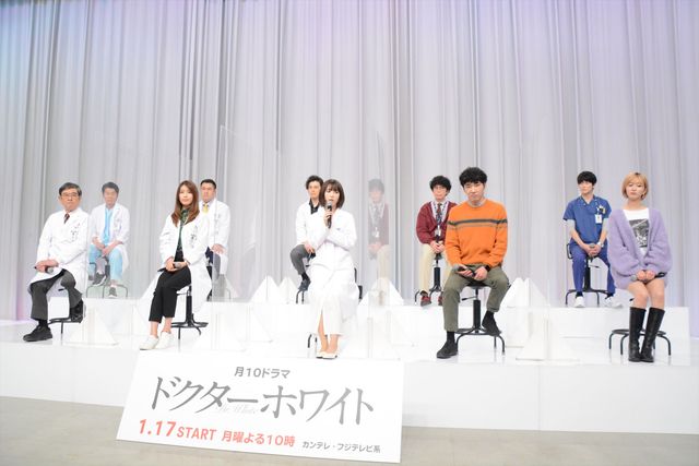 浜辺美波が白衣姿で登場！「ドクターホワイト」取材会にキャスト集結（21枚目）