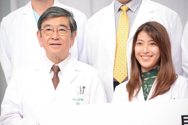 浜辺美波が白衣姿で登場！「ドクターホワイト」取材会にキャスト集結（24枚目）