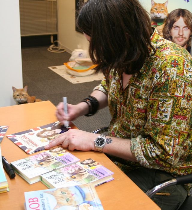 猫ボブのハイタッチは悶絶級のかわいらしさ！【写真たくさん】（20枚目）