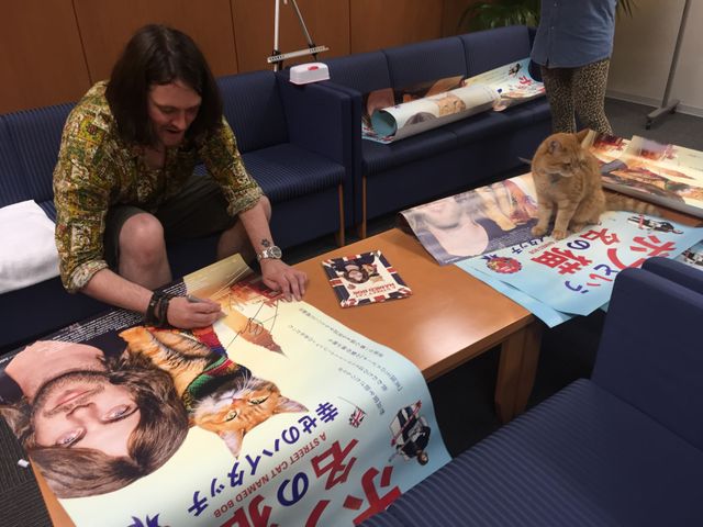 猫ボブのハイタッチは悶絶級のかわいらしさ！【写真たくさん】（34枚目）