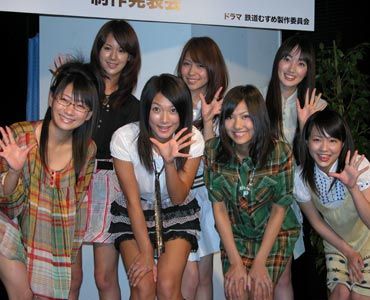 7人娘でぇ～す！(写真前列左から：時東ぁみ、外岡えりか、宮澤佐江、谷澤恵里香。後列左から：遠藤舞、河西智美、高梨臨)