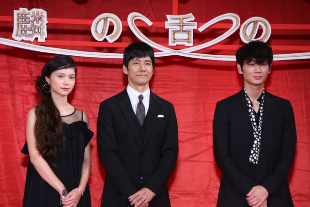 西島秀俊＆宮崎あおい＆綾野剛、黒スーツ＆ドレスで登場！：フォトギャラリー