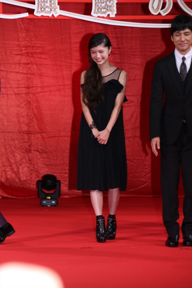 西島秀俊＆宮崎あおい＆綾野剛、黒スーツ＆ドレスで登場！（5枚目）