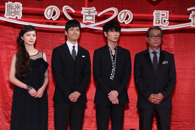 西島秀俊＆宮崎あおい＆綾野剛、黒スーツ＆ドレスで登場！（6枚目）