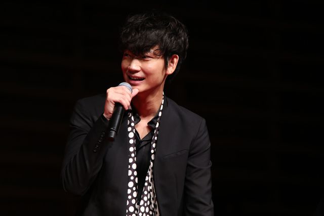 西島秀俊＆宮崎あおい＆綾野剛、黒スーツ＆ドレスで登場！（7枚目）