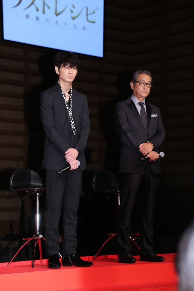 西島秀俊＆宮崎あおい＆綾野剛、黒スーツ＆ドレスで登場！（11枚目）