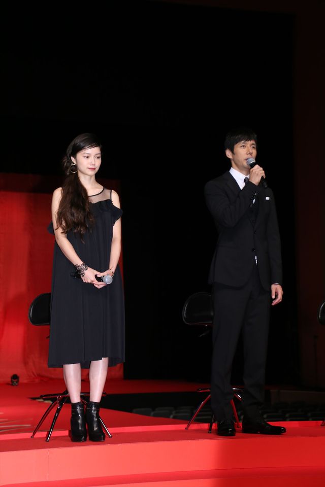 西島秀俊＆宮崎あおい＆綾野剛、黒スーツ＆ドレスで登場！（16枚目）