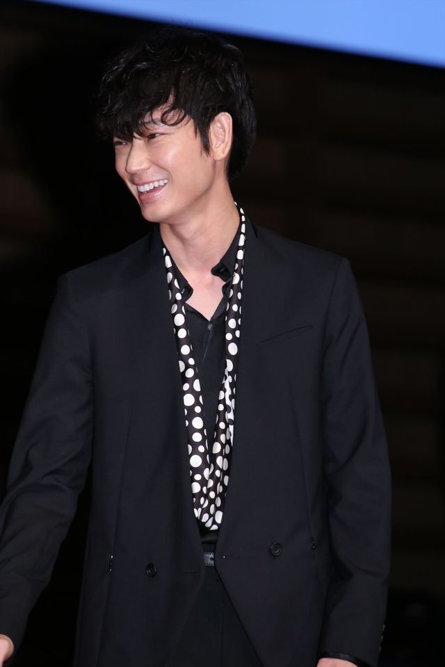 西島秀俊＆宮崎あおい＆綾野剛、黒スーツ＆ドレスで登場！（17枚目）