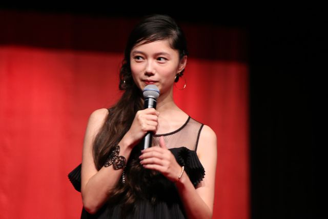 西島秀俊＆宮崎あおい＆綾野剛、黒スーツ＆ドレスで登場！（18枚目）