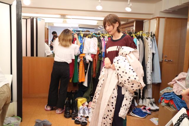 本田翼、吉田凜音×久間田琳加のスタイリストに！映画『ヌヌ子の聖★戦　～HARAJUKU STORY～』メイキング写真（2枚目）