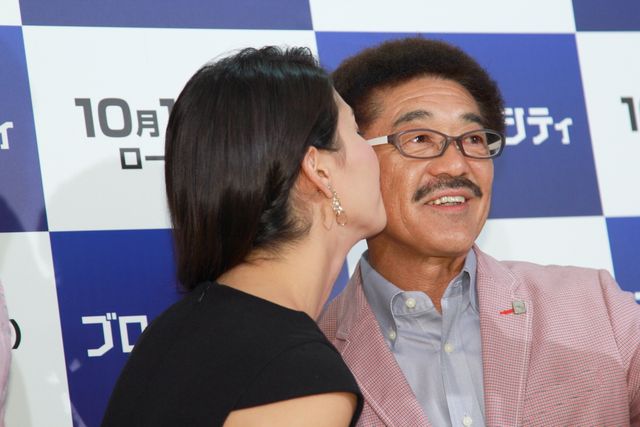 具志堅用高、美女のチューに大感激！フォトギャラリー（5枚目）