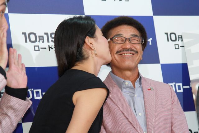 具志堅用高、美女のチューに大感激！フォトギャラリー（6枚目）