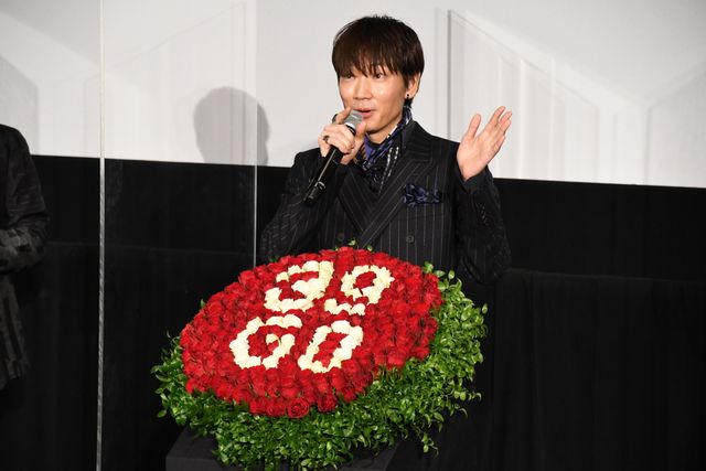 39歳の誕生日を迎えた綾野剛にサプライズで花のプレゼント！『ヤクザと家族 The Family』初日舞台挨拶（2枚目）