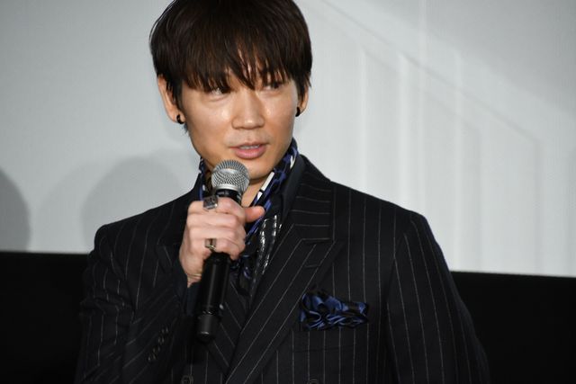 39歳の誕生日を迎えた綾野剛にサプライズで花のプレゼント！『ヤクザと家族 The Family』初日舞台挨拶（3枚目）