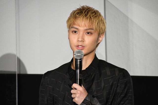 39歳の誕生日を迎えた綾野剛にサプライズで花のプレゼント！『ヤクザと家族 The Family』初日舞台挨拶（5枚目）