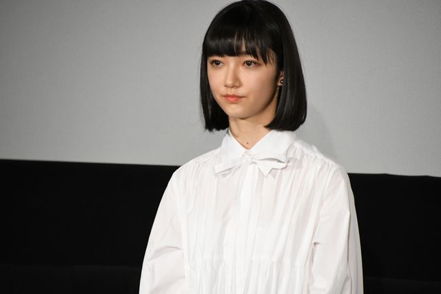 39歳の誕生日を迎えた綾野剛にサプライズで花のプレゼント！『ヤクザと家族 The Family』初日舞台挨拶（6枚目）